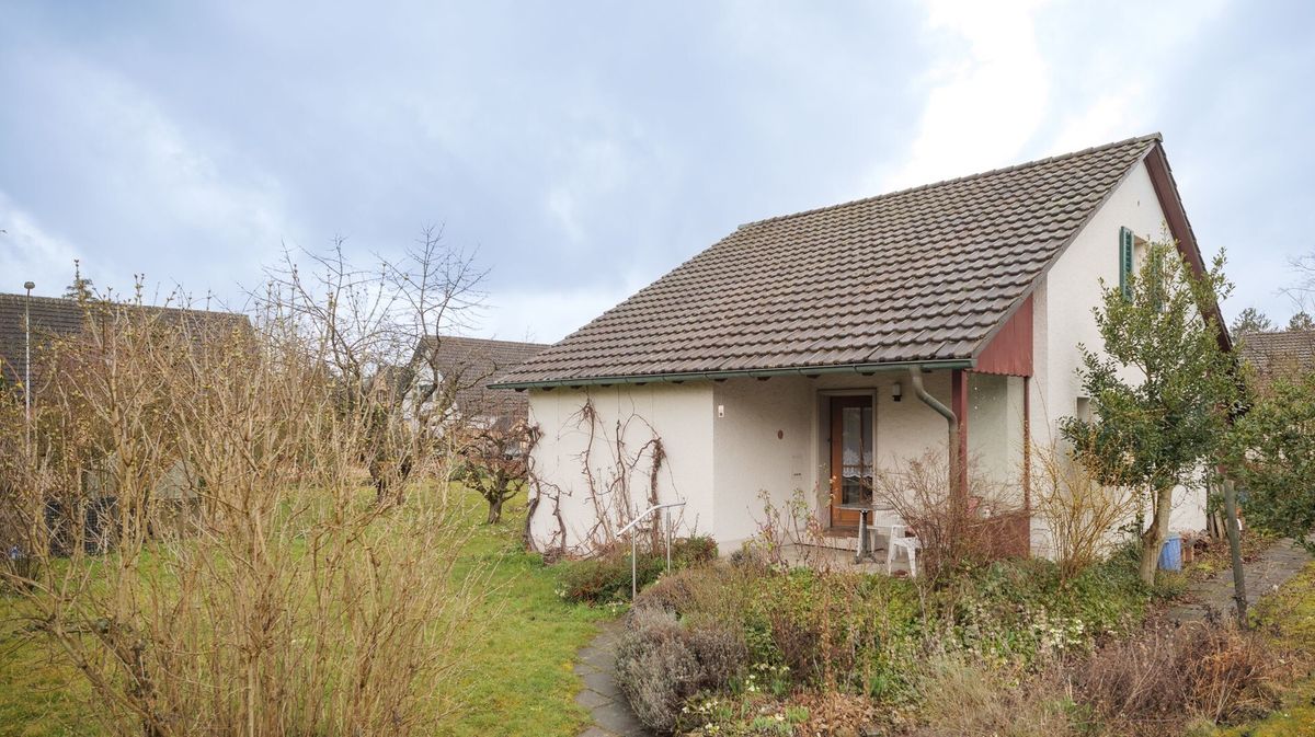 Freistehendes 5.5-Zimmer-Haus mit charmantem Garten und viel Potenzial - 1