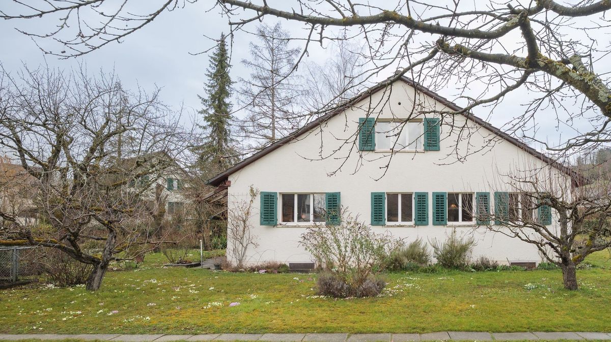 Freistehendes 5.5-Zimmer-Haus mit charmantem Garten und viel Potenzial - 0