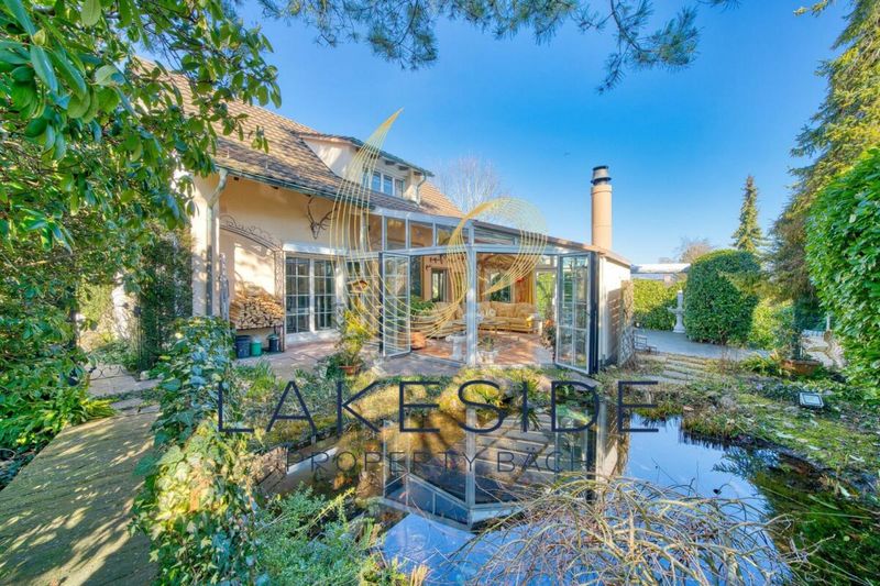 Unique gem with dream garden in a sought-after location - 2