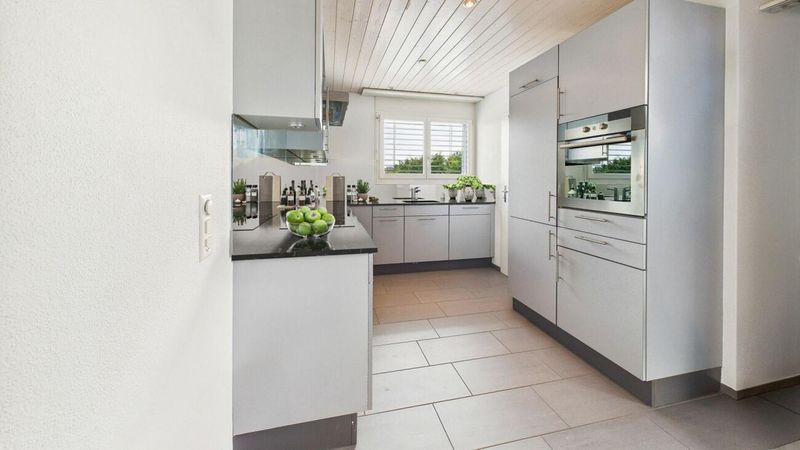 Dachwohnung mit offenem Wohnbereich und Aussicht ins Grüne - 3