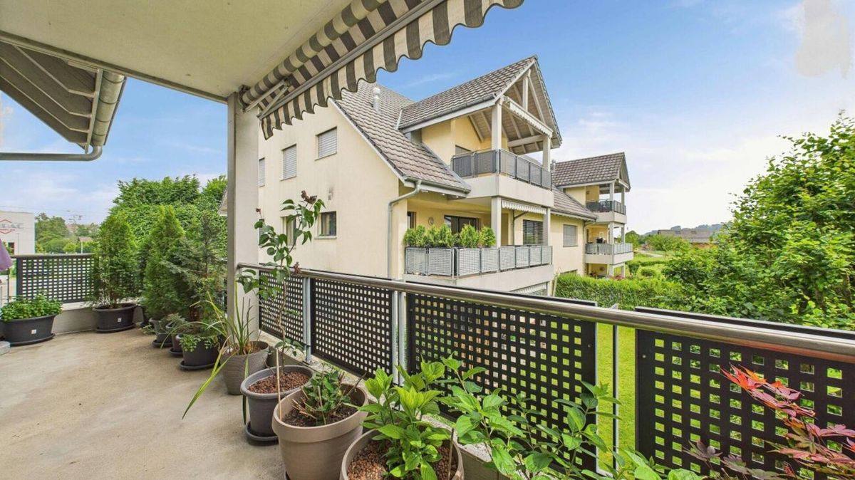 Grosszügige 4.5-Zimmer-Wohnung mit Balkon und flexibler Raumaufteilung - 0