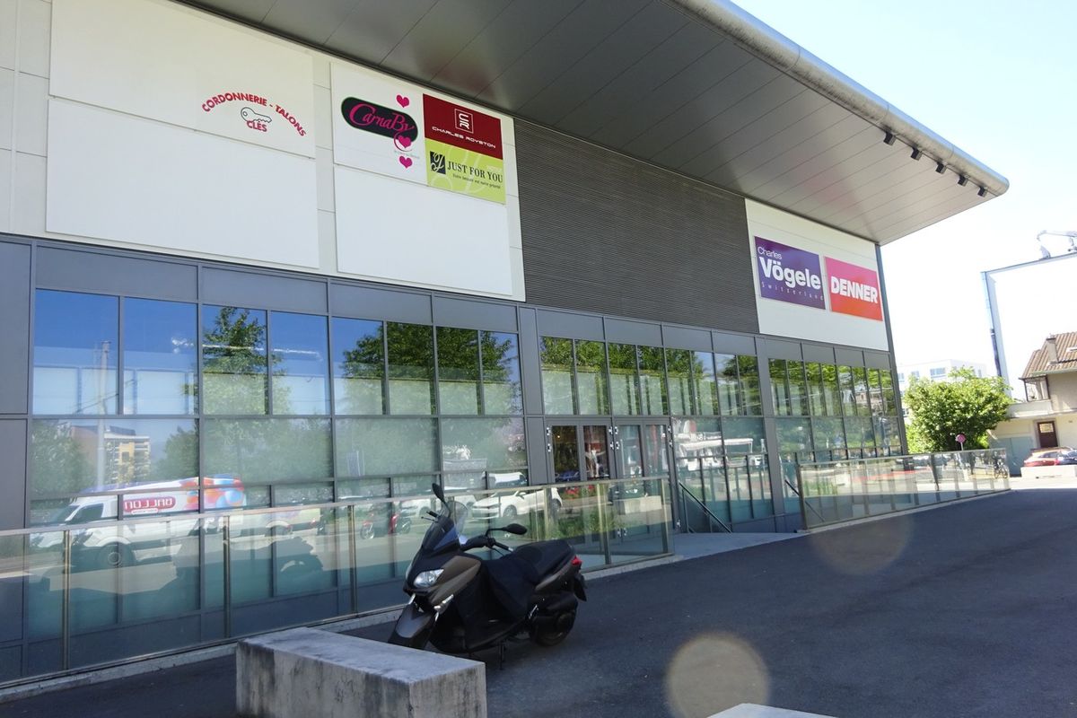 surface de 166 m2 dans le centre commercial Lancy Centre - 1