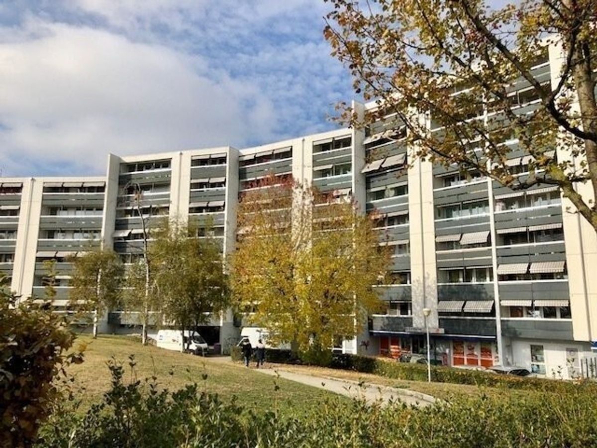 Place de parc intérieure près de toutes commodités ! - 0