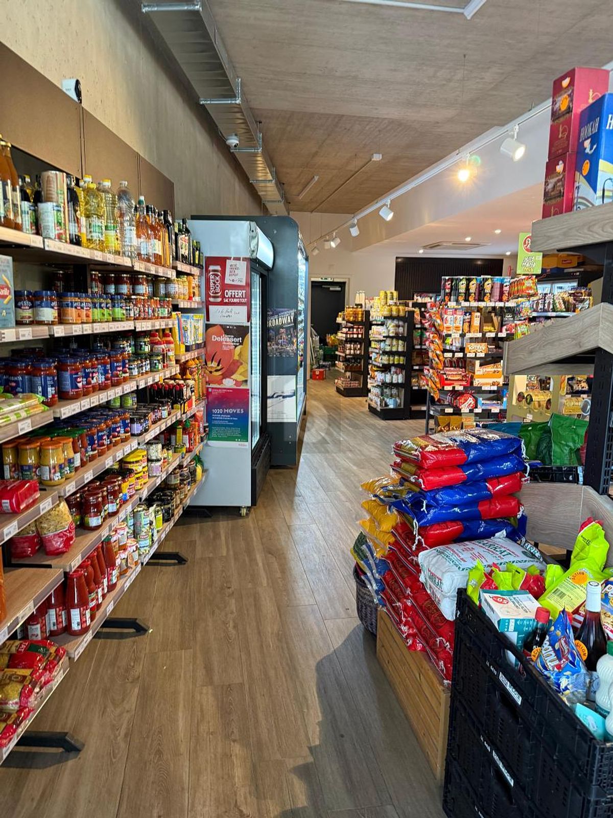MODERNE AVEC CLIENTÈLE FIDÈLE - 0