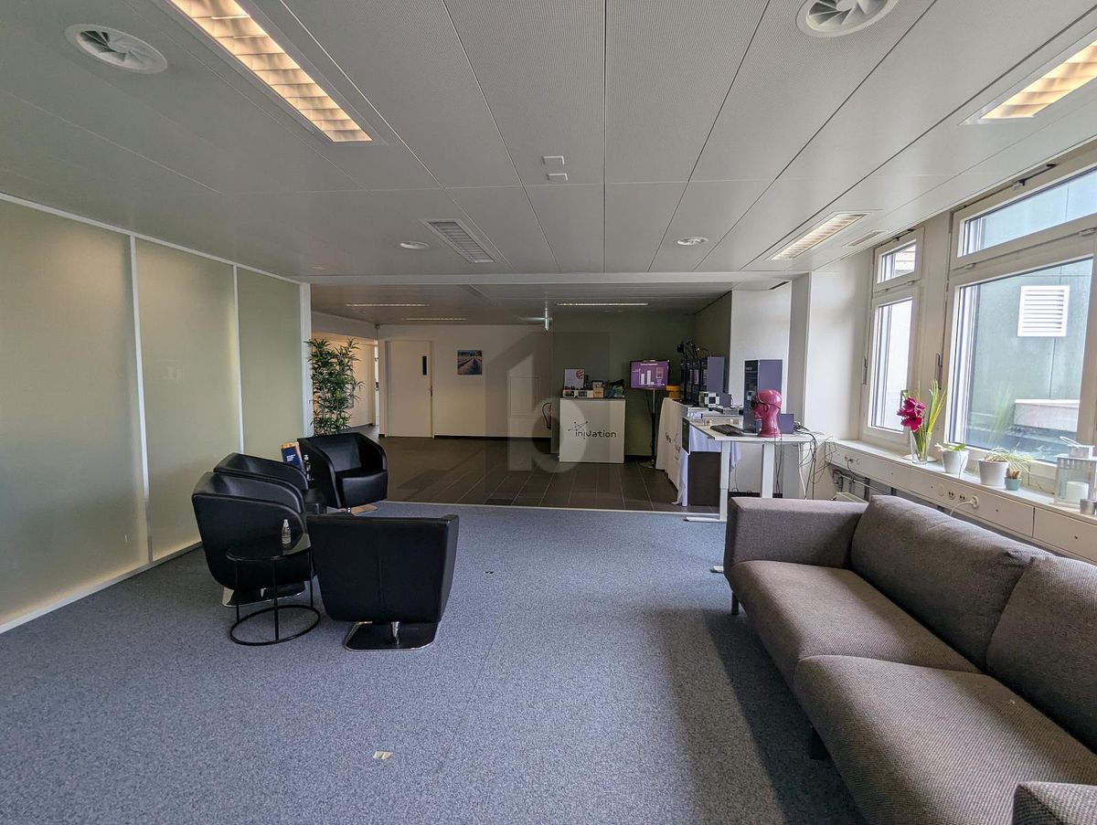 FLEXIBEL MIT EMPFANG, TERRASSE UND WARENLIFT - 1