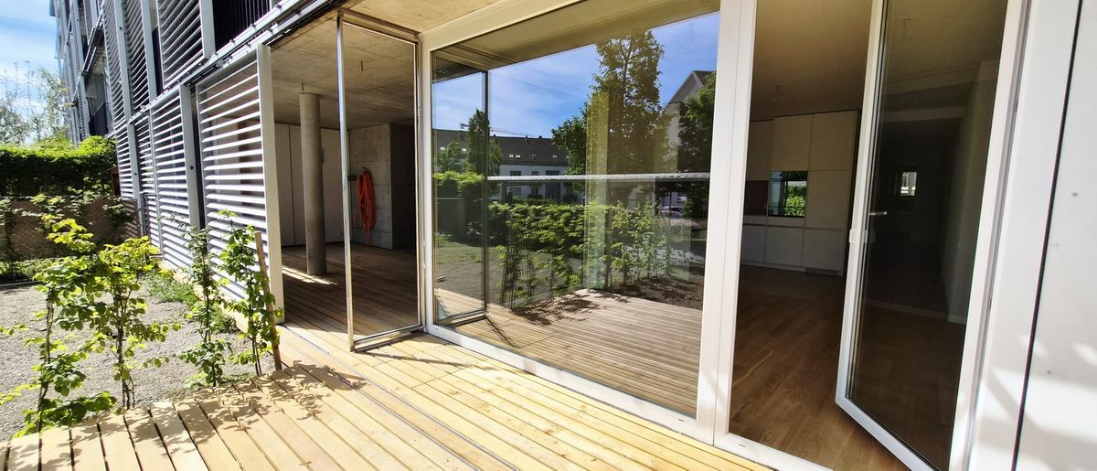 Moderne 3.5-Zimmer-Wohnung mit Mietgarten und Holzterrasse in Zürich-Schwamendingen - 0