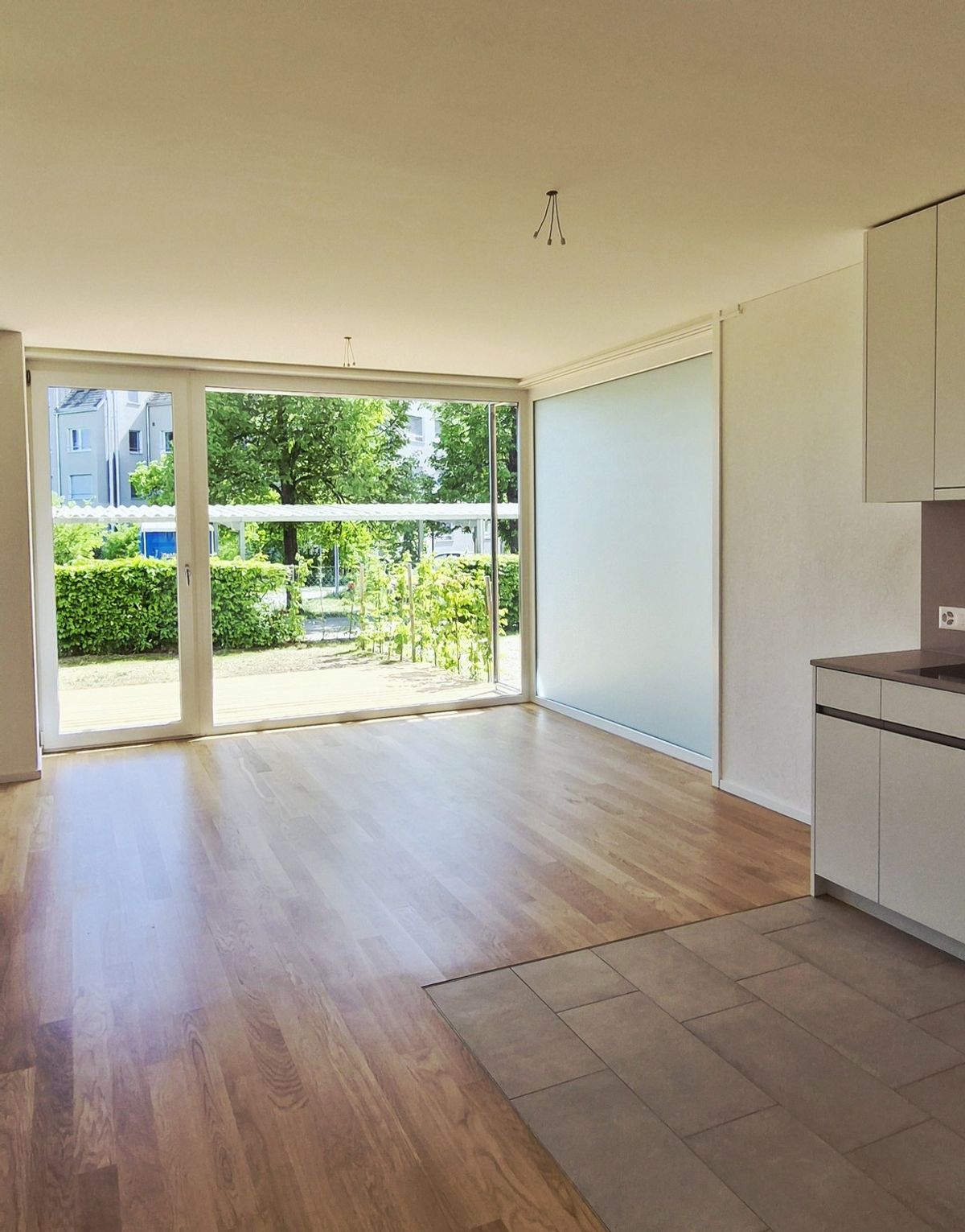 Moderne 3.5-Zimmer-Wohnung mit Mietgarten und Holzterrasse in Zürich-Schwamendingen - 2