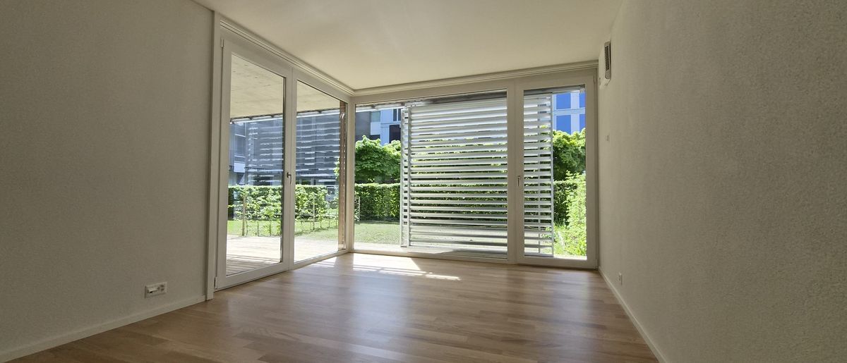 Moderne 2.5-Zimmer-Wohnung mit Mietgarten und Holzterrasse in Zürich-Schwamendingen zu vermieten! - 0