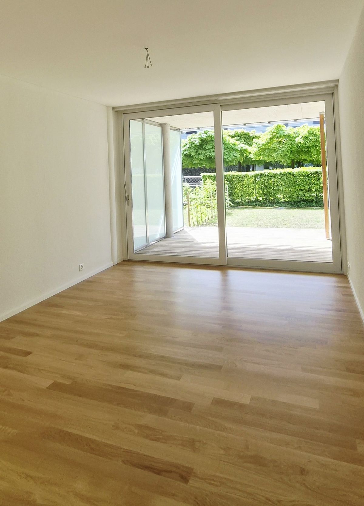 Moderne 2.5-Zimmer-Wohnung mit Mietgarten und Holzterrasse in Zürich-Schwamendingen zu vermieten! - 3
