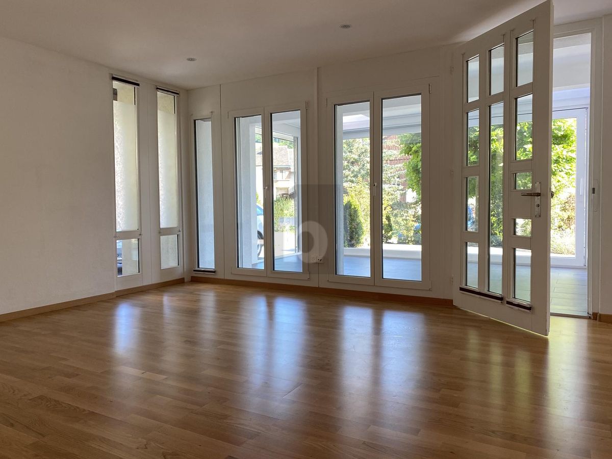 FAMILIENFREUNDLICH MIT VIEL PLATZ UND WINTERGARTEN - 2