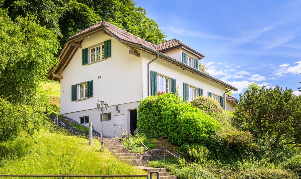 Grosszügiges Einfamilienhaus mit Weitblick und traumhaftem Garten - 0