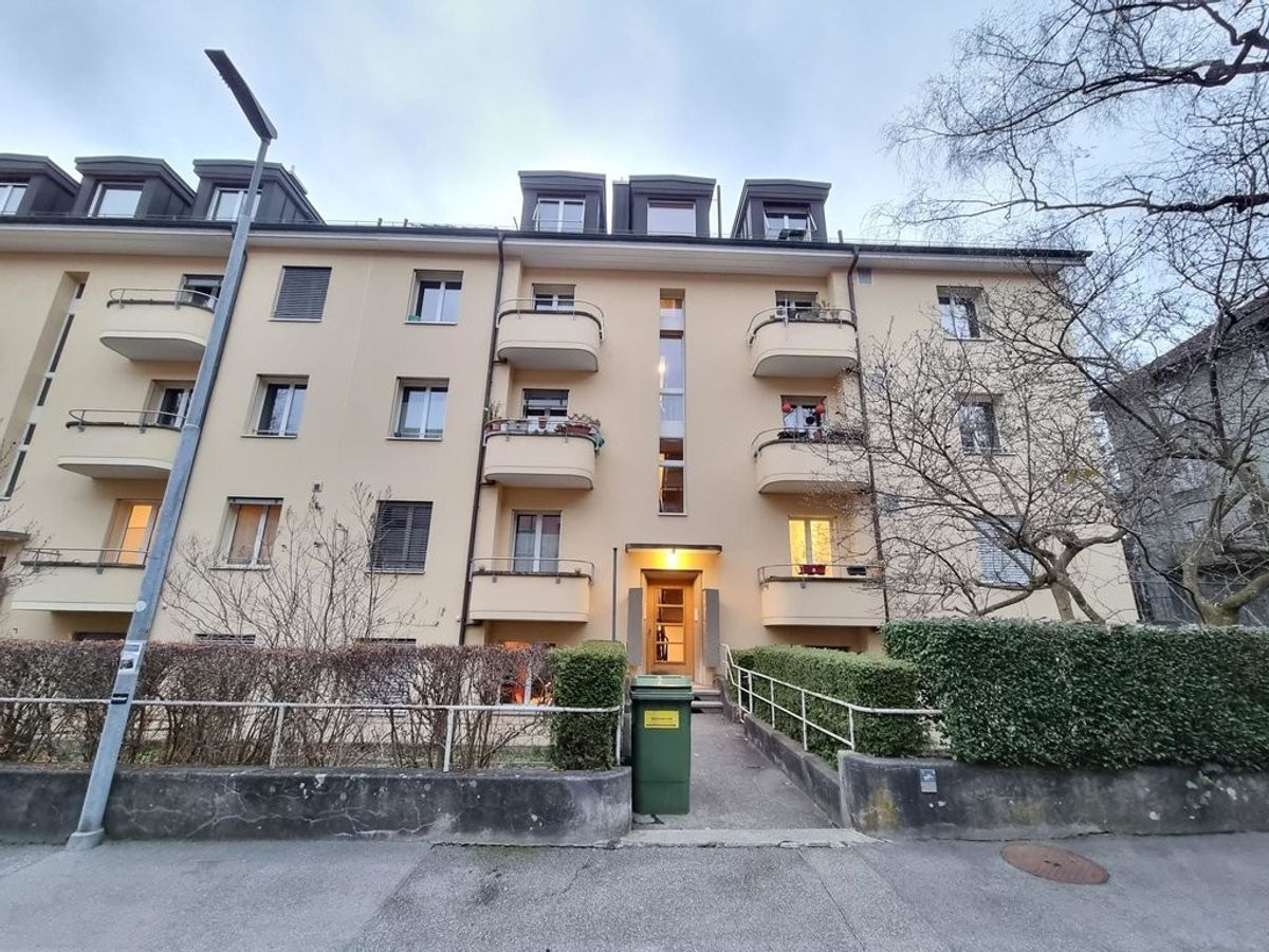Charmante 2.5-Zimmer-Wohnung mit Balkon an zentraler Lage - 0