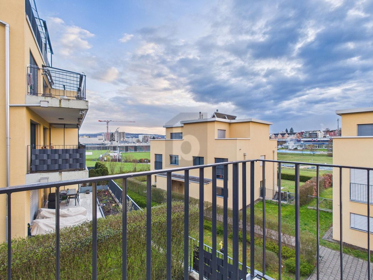 GROSSZÜGIGE TERRASSE MIT BLICK INS GRÜNE - 0