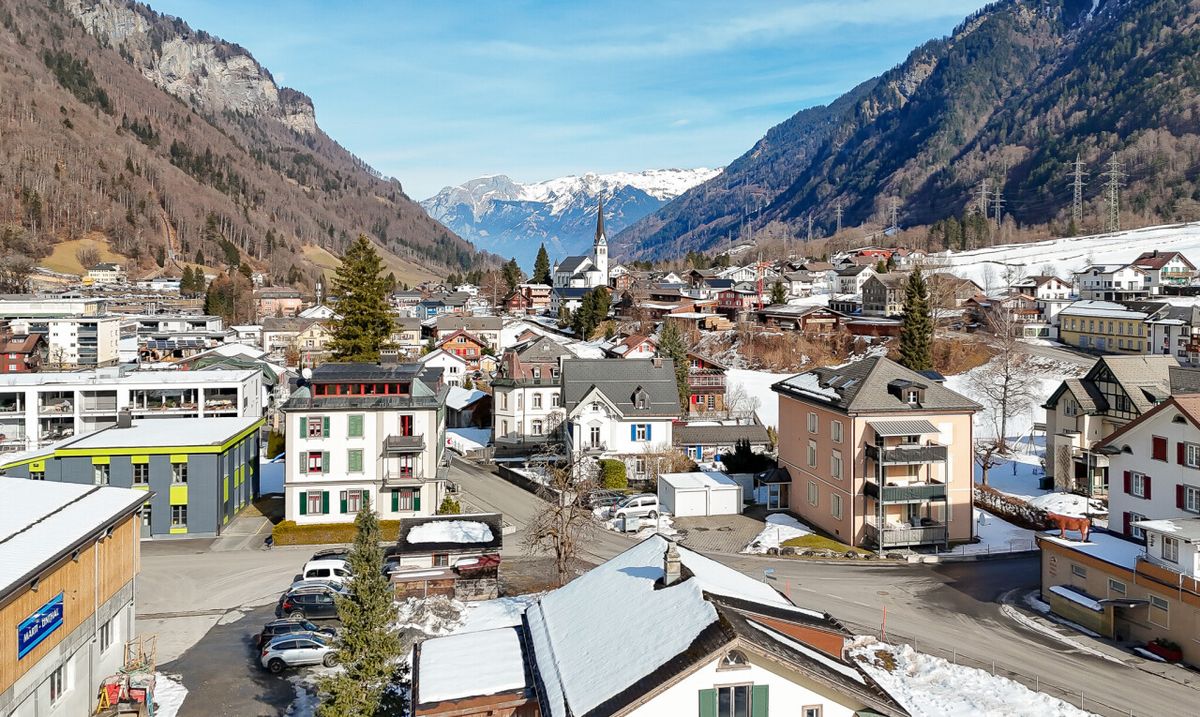 7.5 Zimmer Einfamilienhaus mit Garten und Bergblick - 0