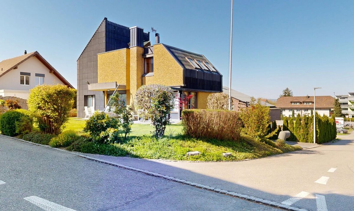 Haus mit einzigartiger Architektur und grossem Gartenparadies - 0