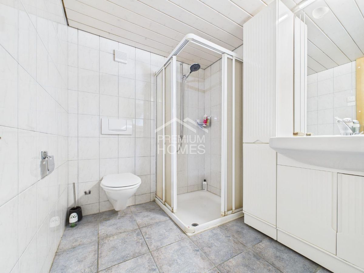 Charmantes Dreifamilienhaus - Perfekt für Freizeit- und Outdooraktivit - 8