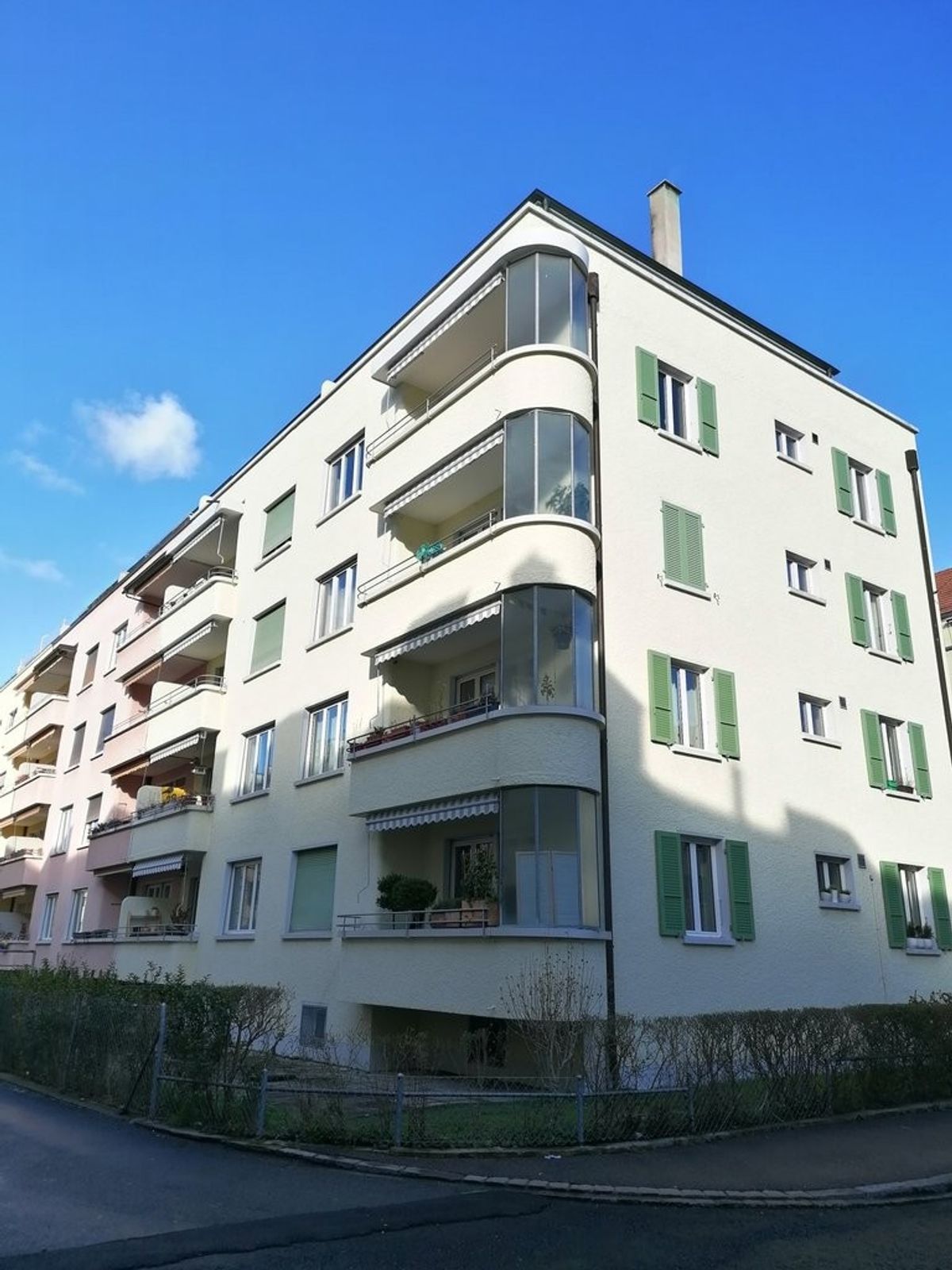 Charmante 2.5-Zimmerwohnung mit grossem Balkon! - 0