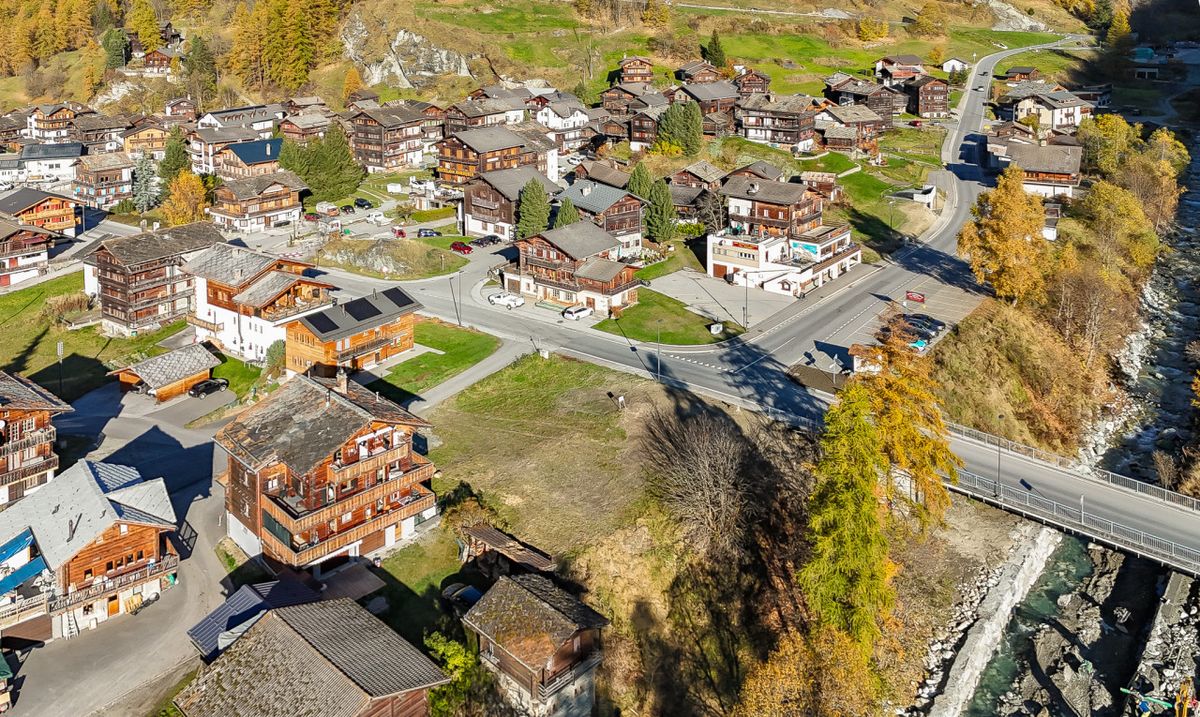 Rare and Ideally Located Land in Haudères - 1