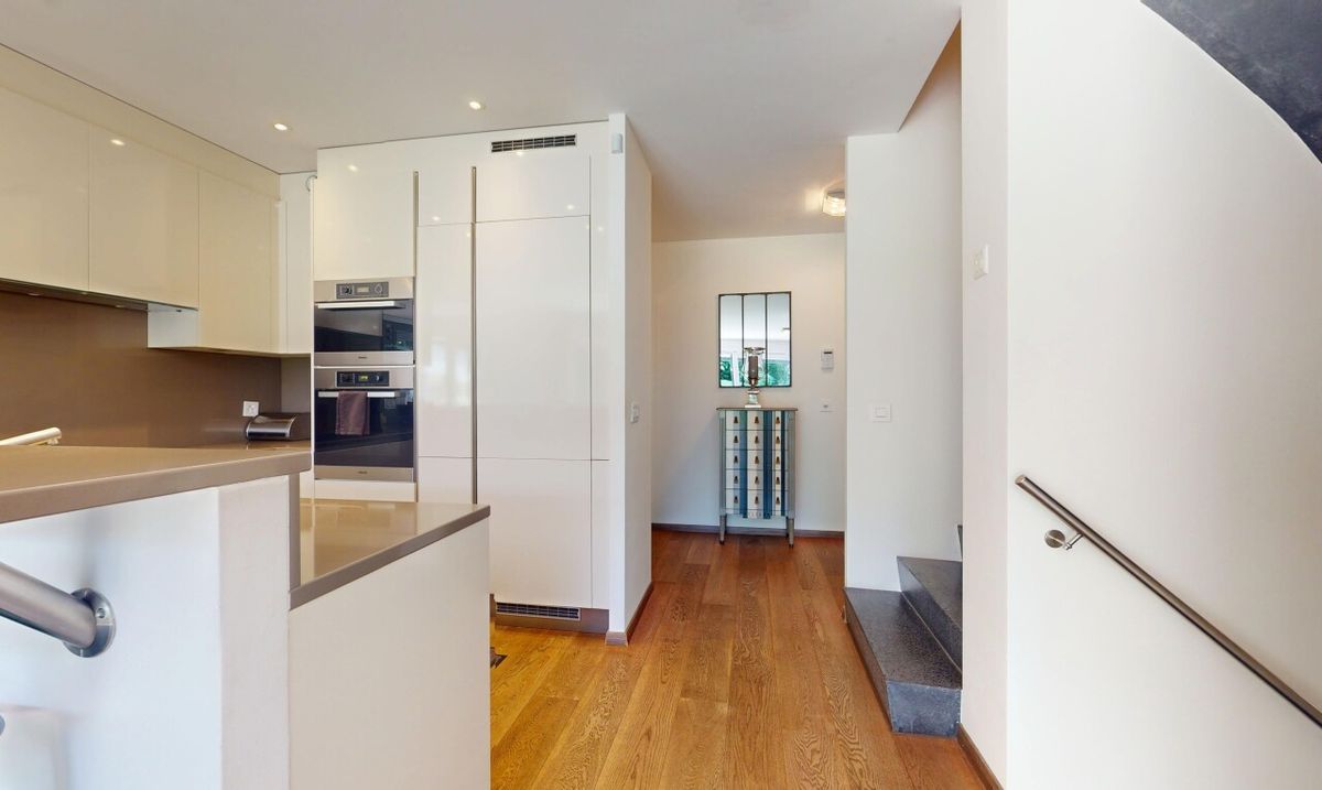 Beautiful Semi-Detached House with Garden, Ideally Located - 7