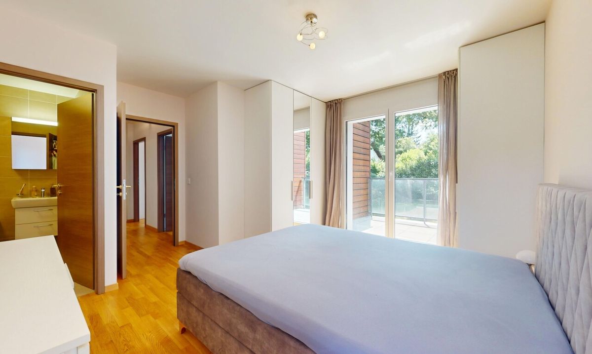 Beautiful Semi-Detached House with Garden, Ideally Located - 9