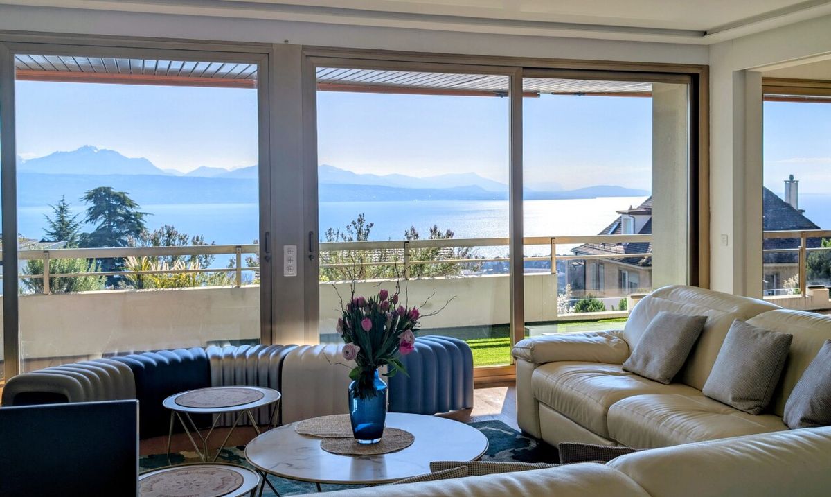 Spacious 4.5-room flat with panoramic lake views in Pully - 4