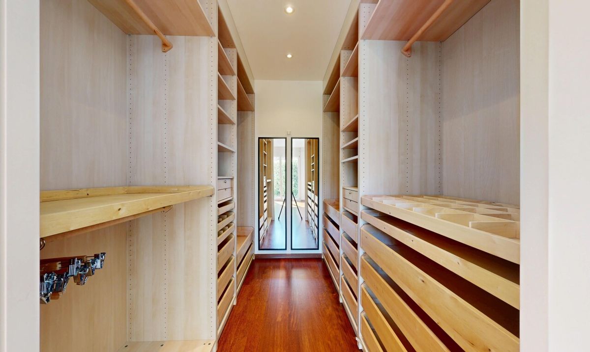 Modern Luxury Living in Prime Location - 7