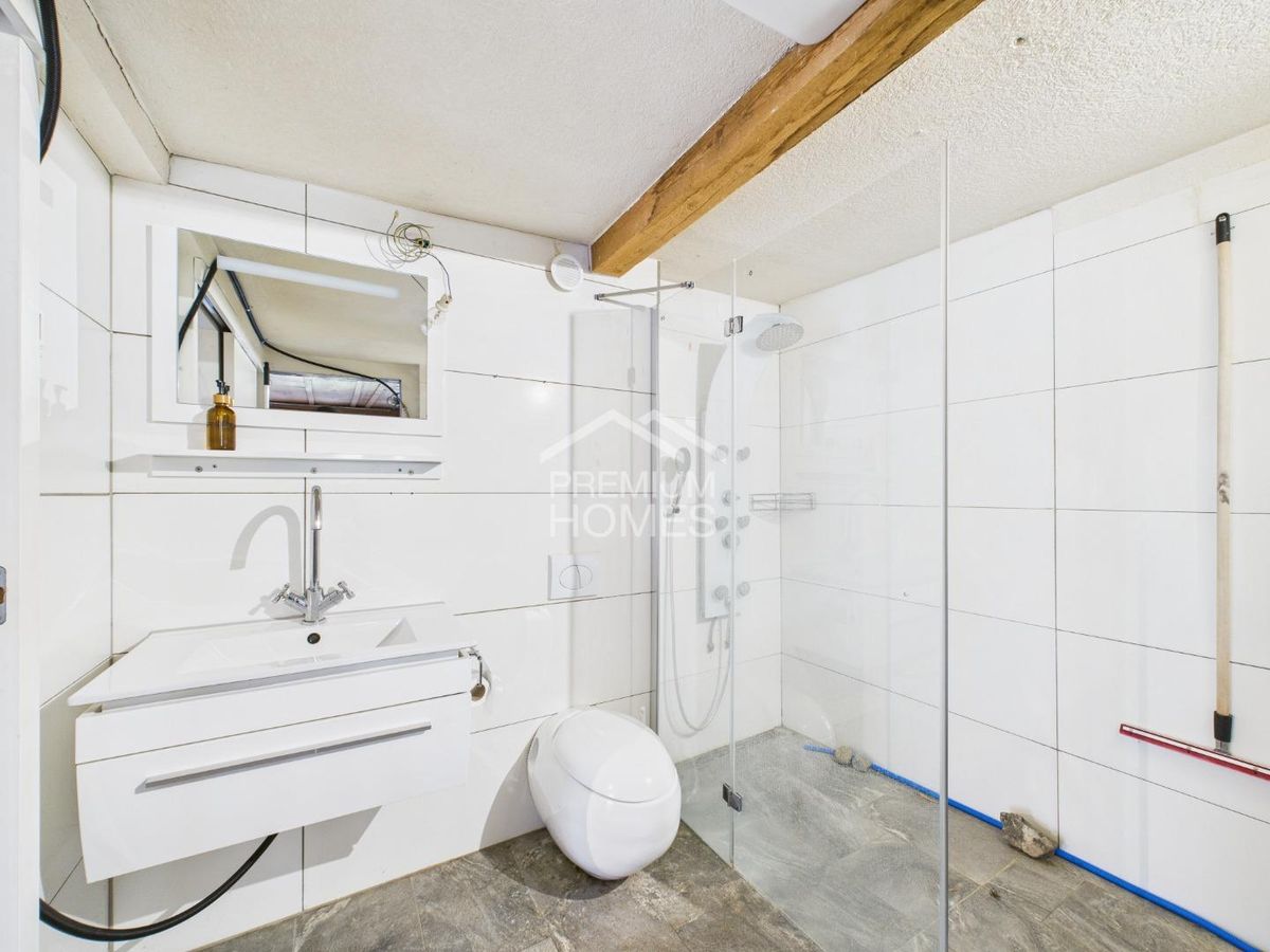 Charmantes Dreifamilienhaus - Perfekt für Freizeit- und Outdooraktivit - 7