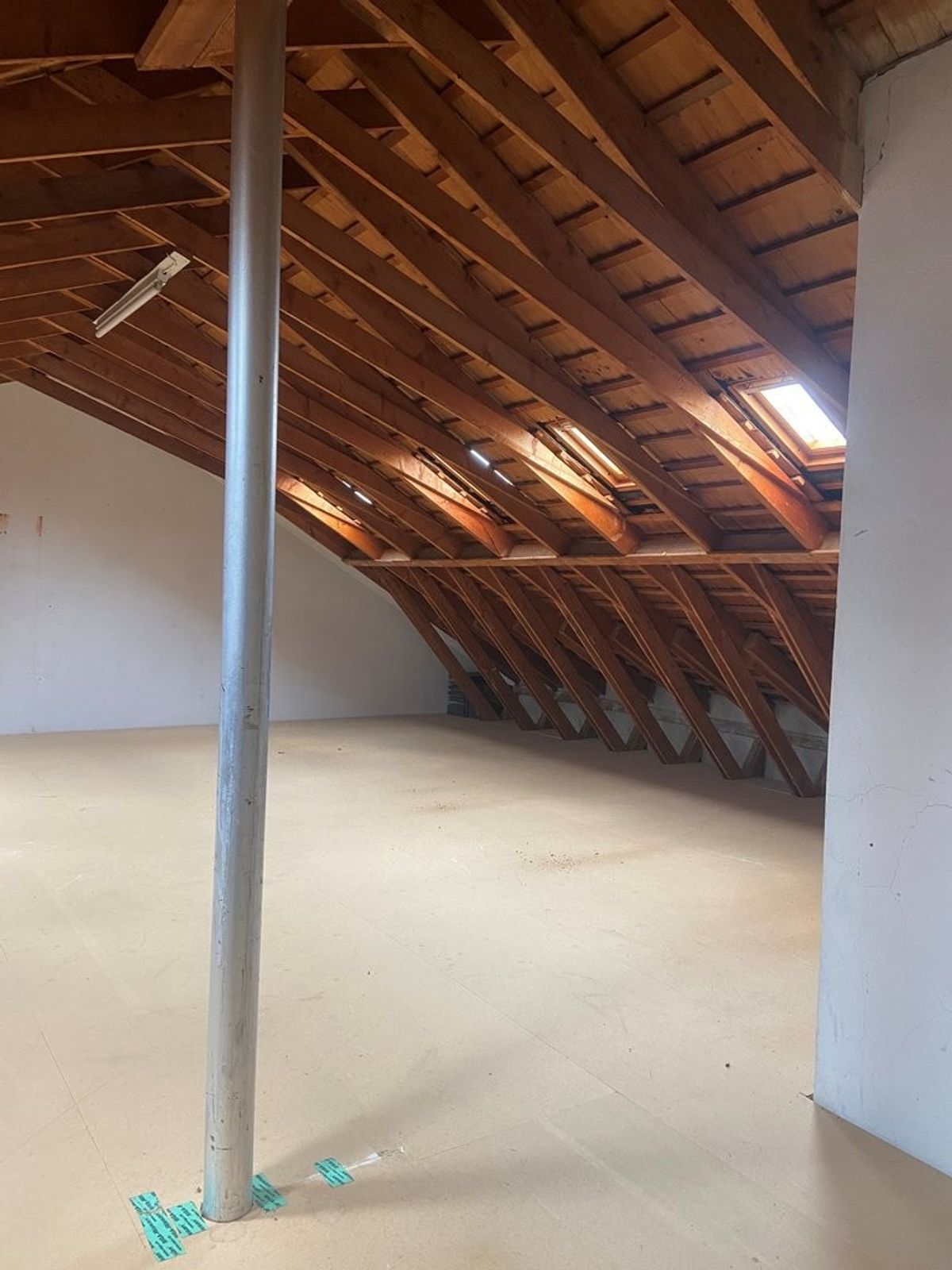 Archivfläche im Dachgeschoss - 100 m2 im Kreis 8 - 2