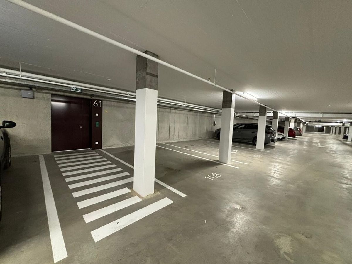 Places de parc souterraines disponible dans un quartier résidentiel - 1