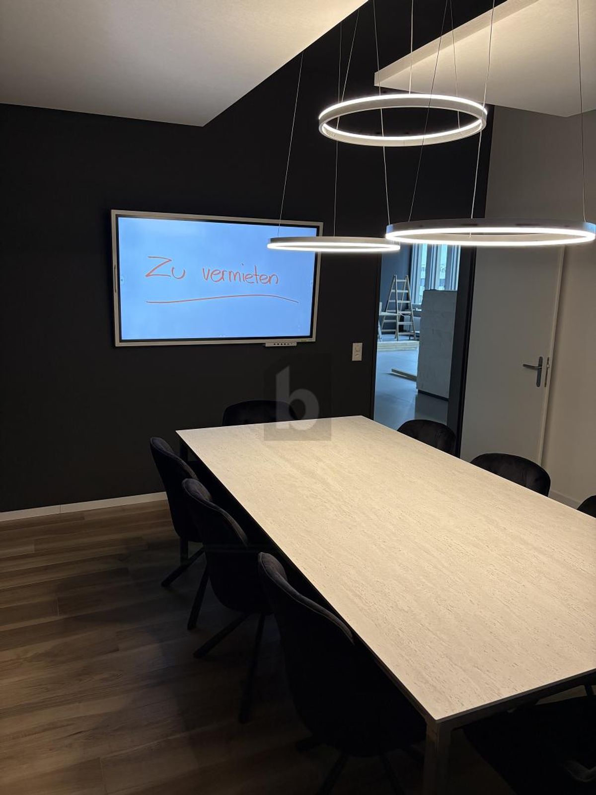 MODERNE BÜROS IM WACHSENDEN GEWERBEZENTRUM - 0