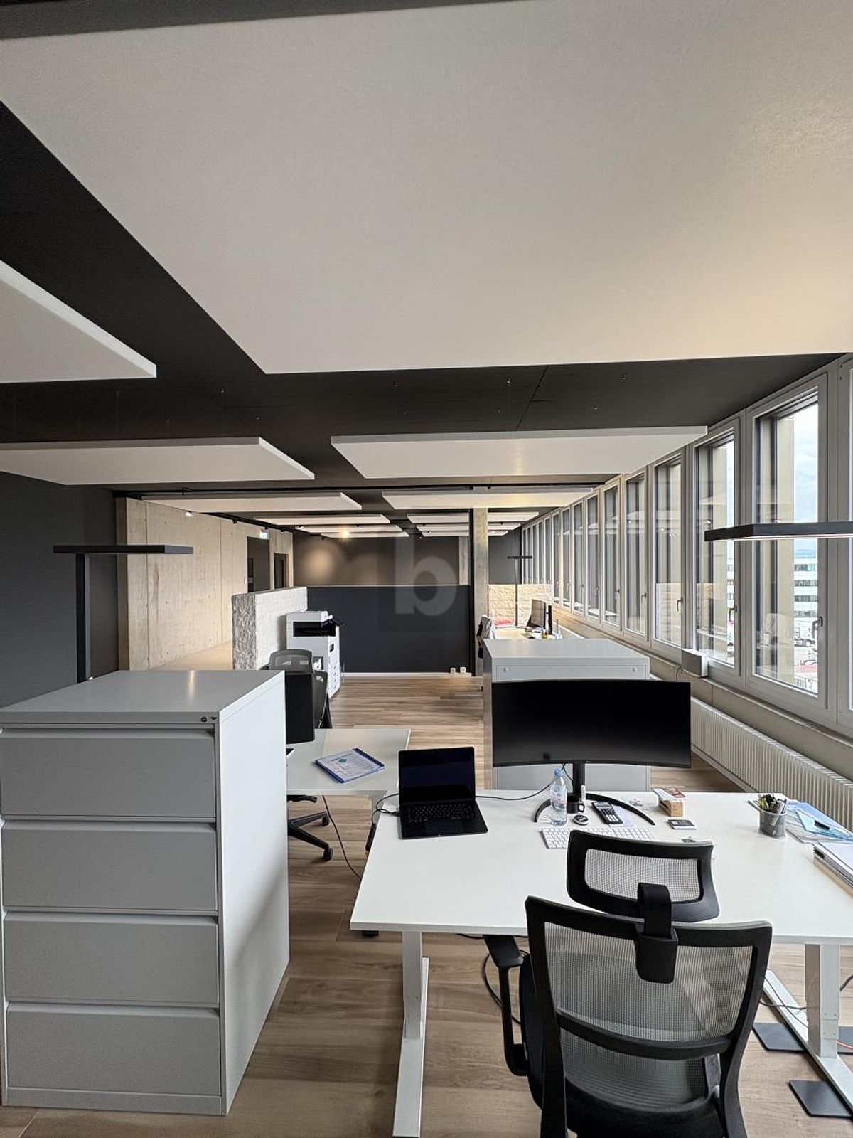 MODERNE BÜROS IM WACHSENDEN GEWERBEZENTRUM - 3