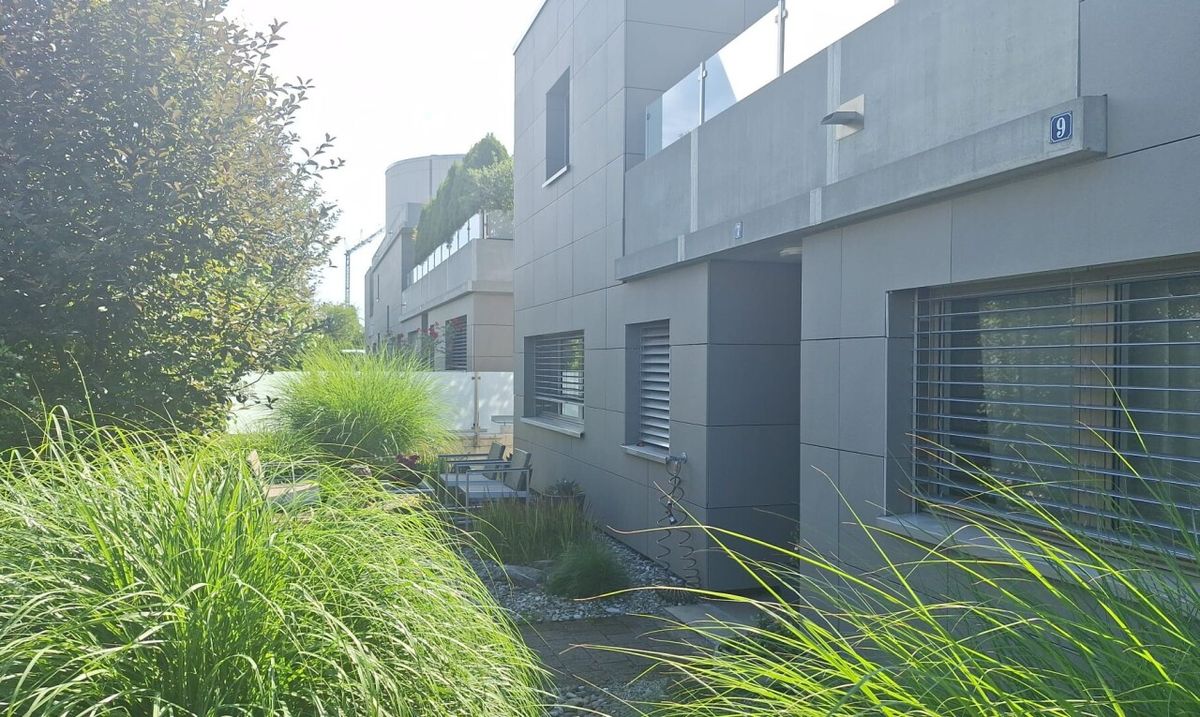 Modernes 5.5 Zimmer Reiheneckhaus mit Garten und Sauna - 0