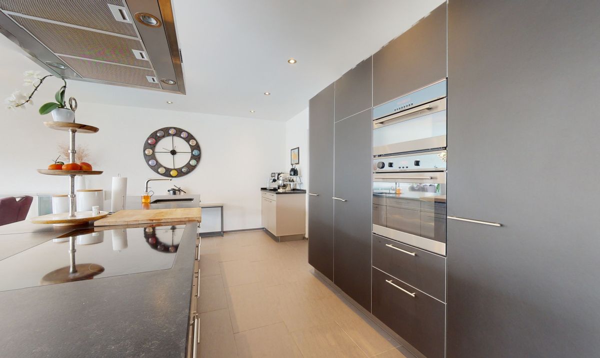 Modernes 5.5 Zimmer Reiheneckhaus mit Garten und Sauna - 3