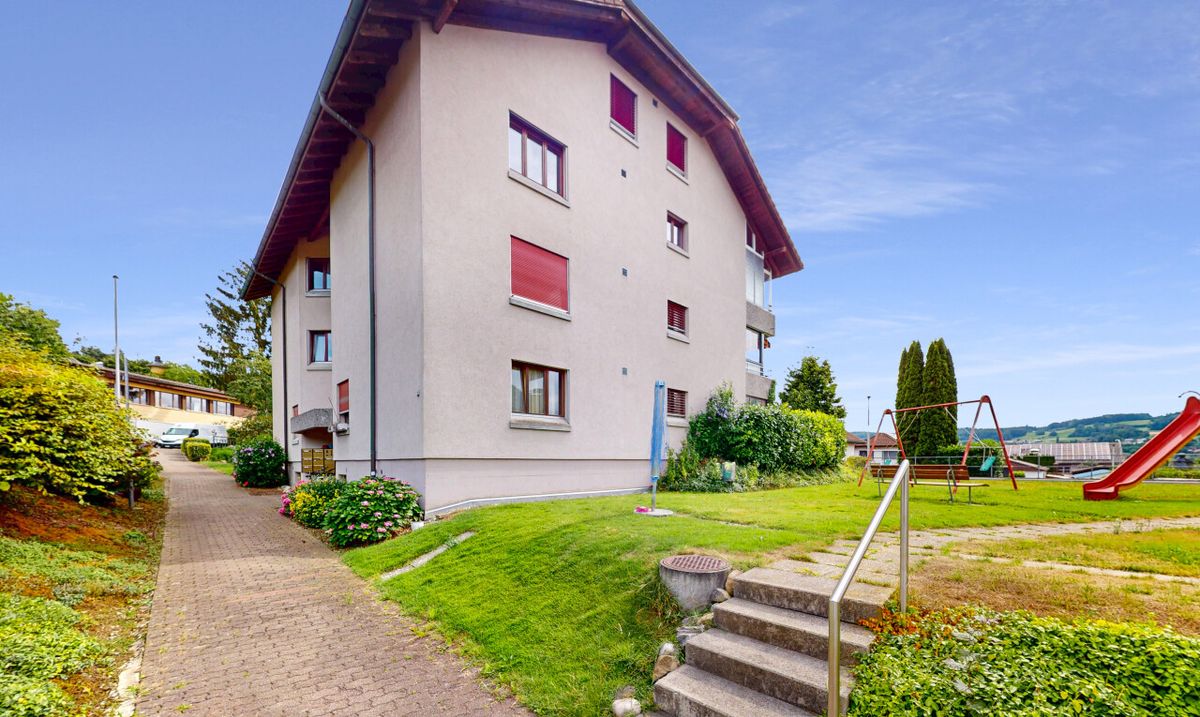 Helle 4.5-Zi.-Wohnung mit Aussicht, Cheminée und zwei Parkplätzen - 1