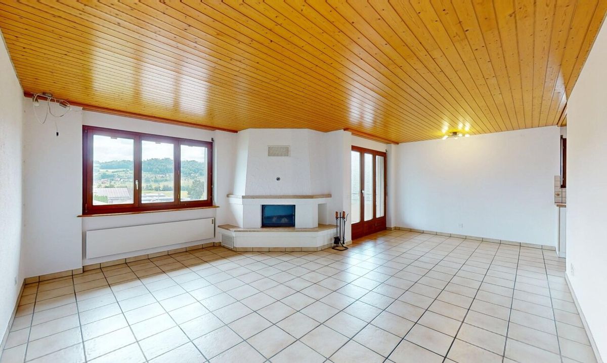 Helle 4.5-Zi.-Wohnung mit Aussicht, Cheminée und zwei Parkplätzen - 2