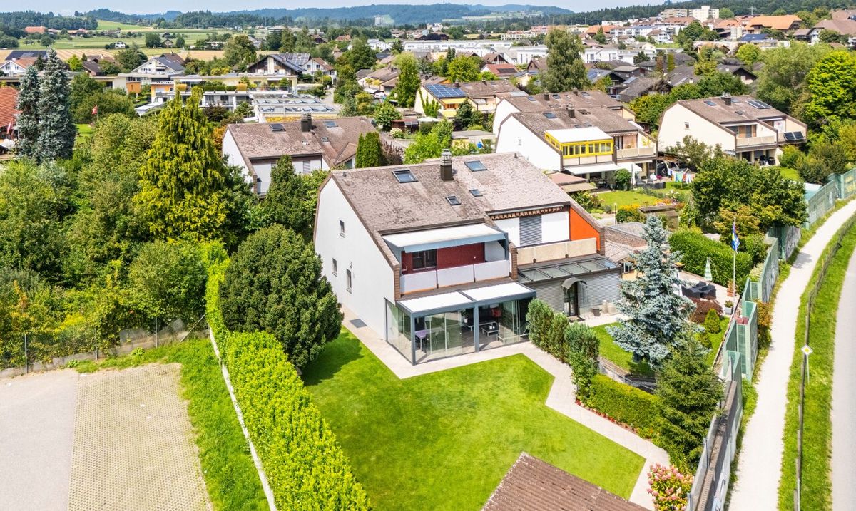 Moderne Doppelhaushälfte mit grossem Umschwung - 2