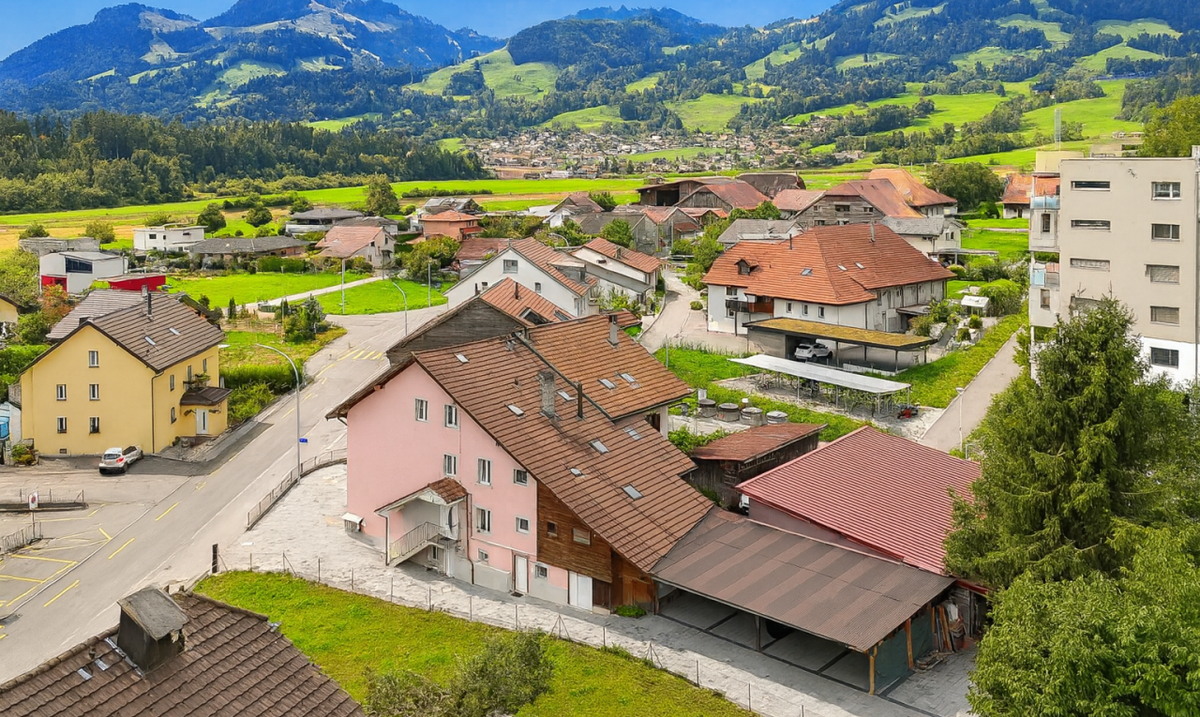 RENOVIERTE RENDITELIEGENSCHAFT IN RUHIGER LAGE NAHE DEM AUFSTREBENDEN - 0