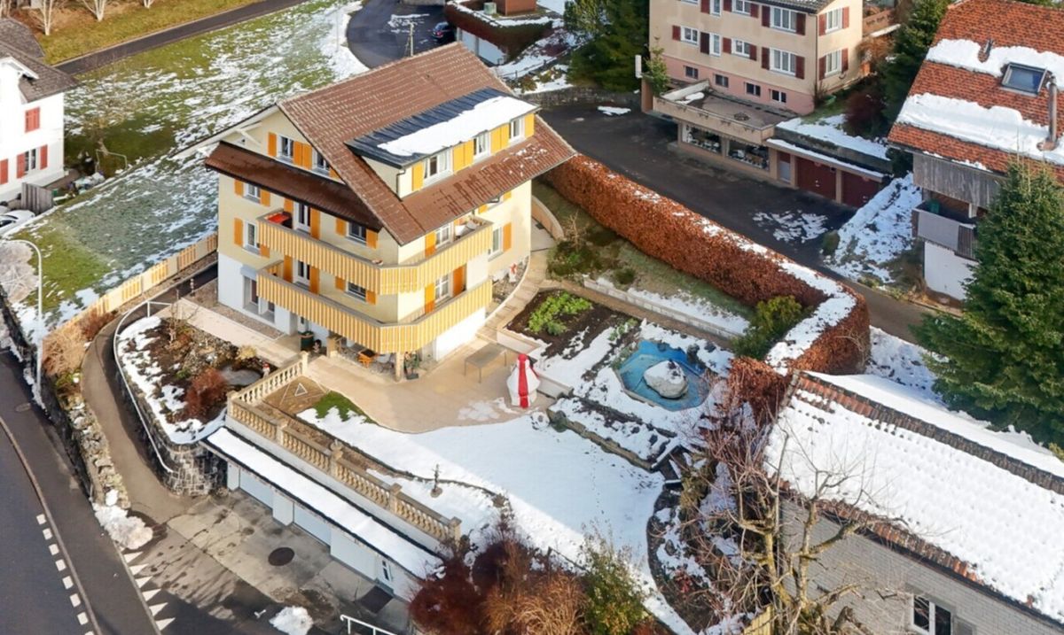 Sonniges Drei-Familienhaus, 2 Gewerberäume und viel Potenzial - 0