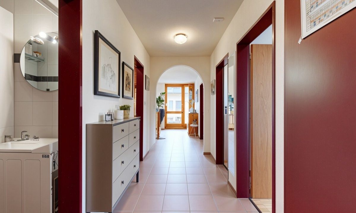 Helle 4.5-Zimmerwohnung mit Cheminée, Balkon, Grünblick. Nähe Thun. - 4