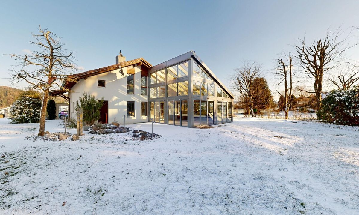 Grosses Einfamilienhaus mit Garten, Wintergarten und viel Potenzial - 1