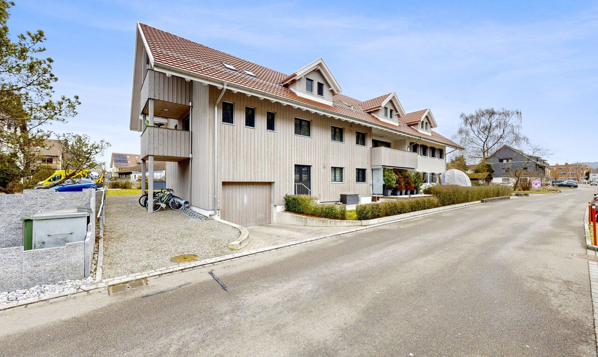 Neuwertige Dachgeschosswohnung mit hochwertigem Ausbaustandard - 0