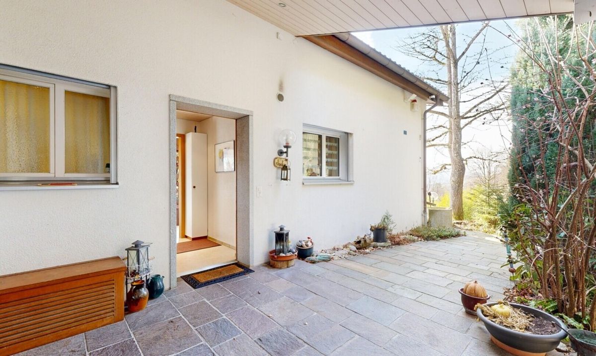 Familienparadies am Südhang mit Weitsicht und Bauland - 2