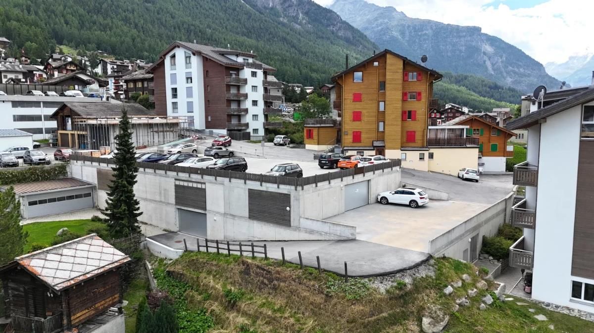 Premium-Parking im Dorfzentrum von Grächen - 0