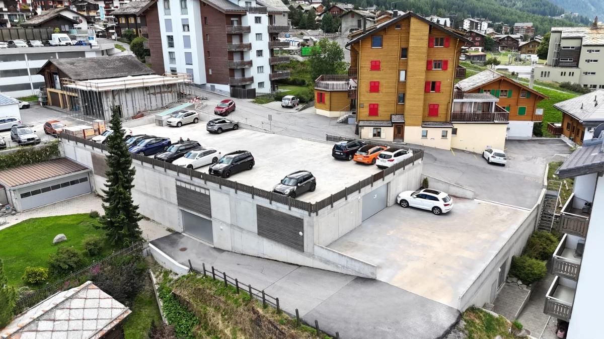 Premium-Parking im Dorfzentrum von Grächen - 1