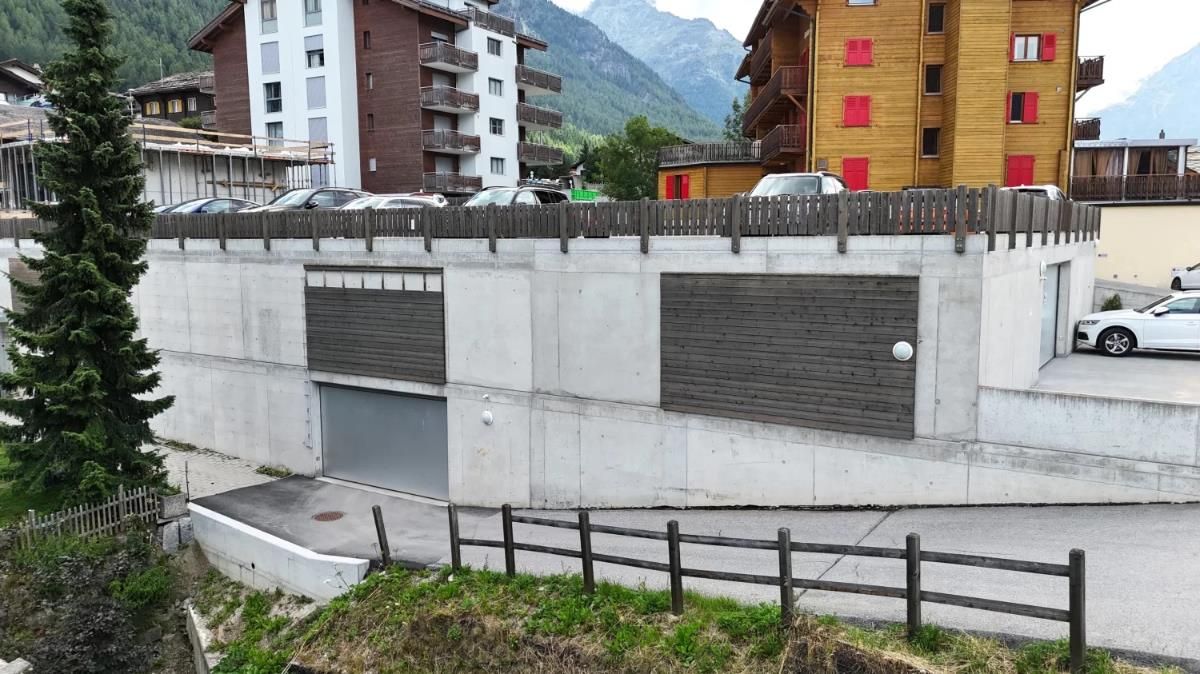 Premium-Parking im Dorfzentrum von Grächen - 2