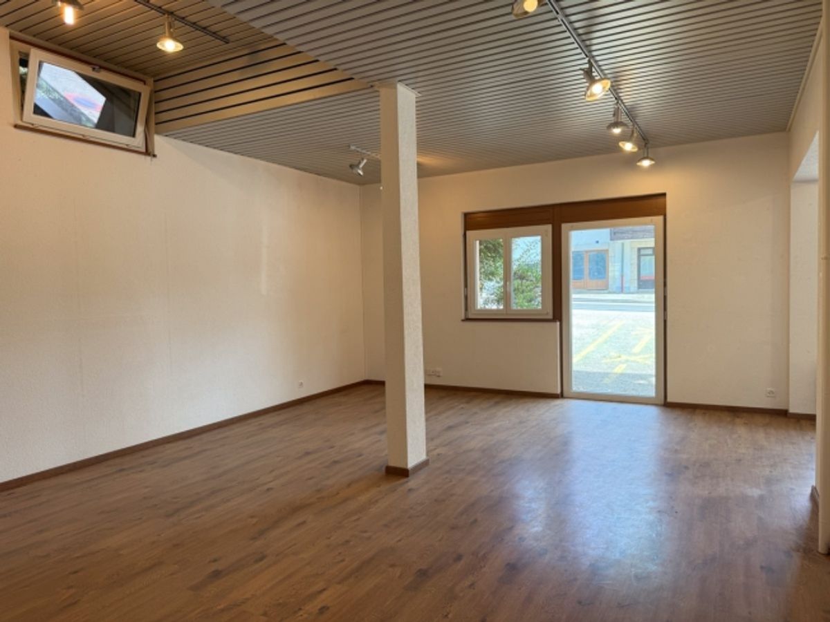 Local commercial polyvalent de 122m2 avec sous-sol et parkings - 2