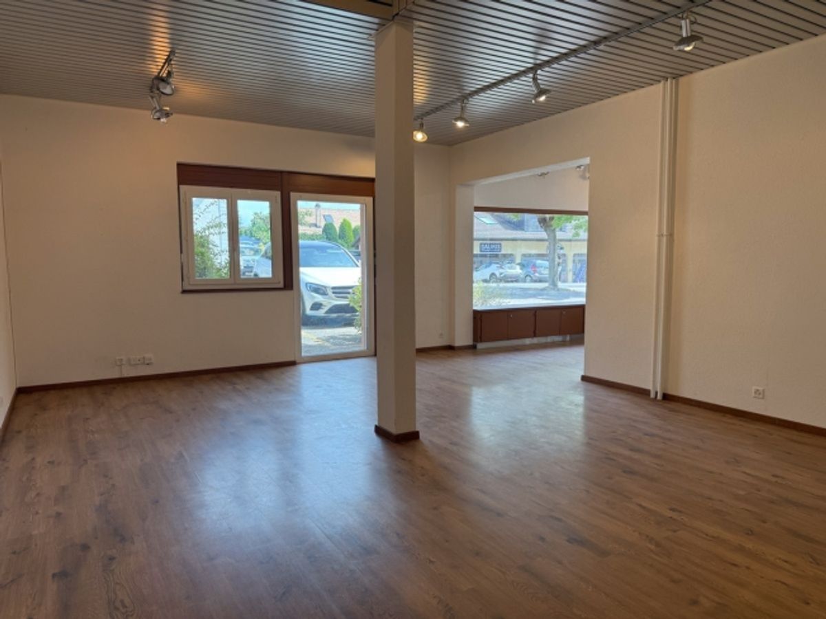 Local commercial polyvalent de 122m2 avec sous-sol et parkings - 3