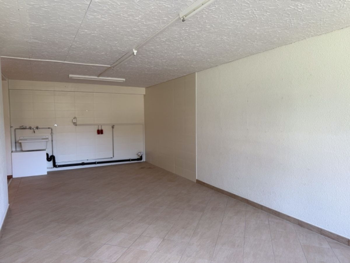 Local commercial polyvalent de 122m2 avec sous-sol et parkings - 9