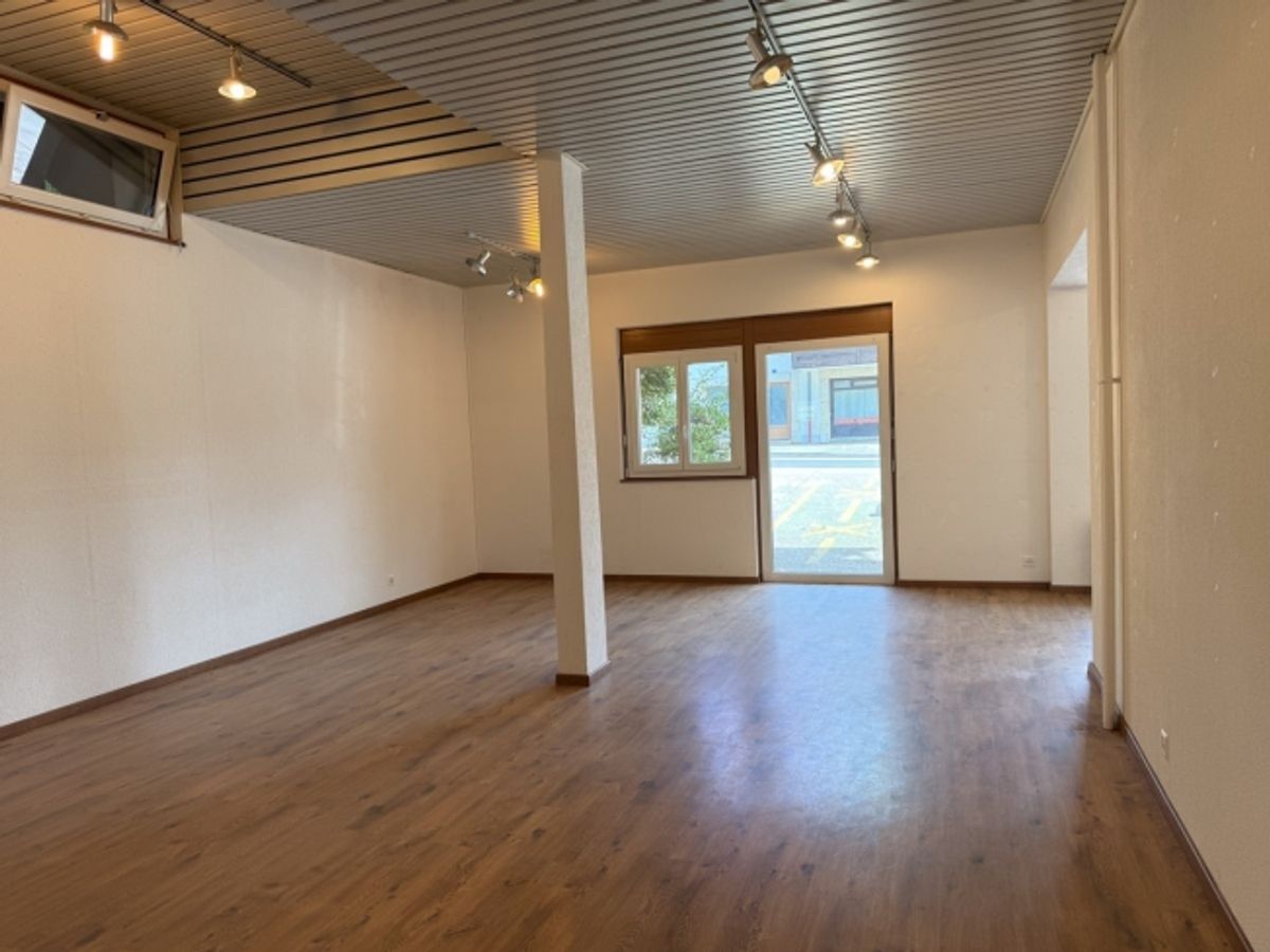 Local commercial polyvalent de 122m2 avec sous-sol et parkings - 11