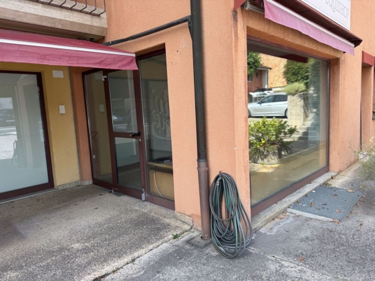 Local commercial polyvalent de 122m2 avec sous-sol et parkings - 12
